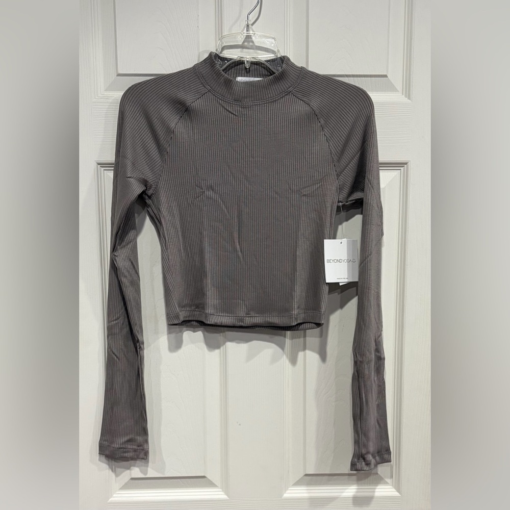 Beyond Yoga Women's Medium Contours Mock Neck Cropped Top Grey NWT Modern Crop